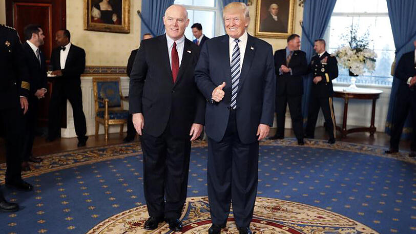 US-Präsident Donald Trump (r) und Geheimdienst-Chef Joseph Clancy bei einem Empfang im Weißen Haus.