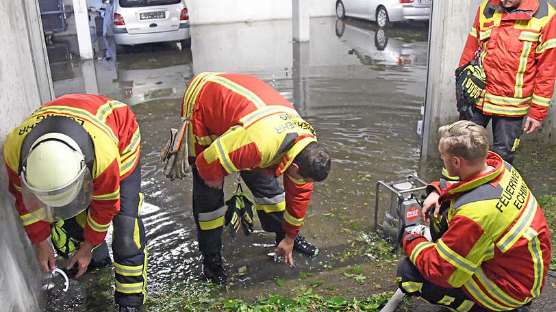 Zahlreiche Straßen wurden überflutet, mehrere Gullys verstopften.