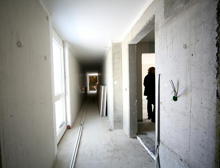 Die Flure vor den Wohnungstüren (rechts) sind sehr hell, die von außen spektakulär aussehenden Erker bieten zusätzlichen Platz.