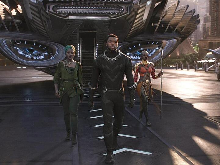 Nakia (Lupita Nyong'o, l-r), T'Challa/Black Panther (Chadwick Boseman) und Okoye (Danai Gurira) in einer Szene des Films "Black Panther".