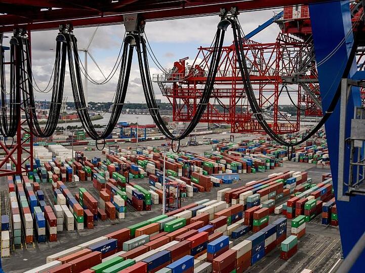 Container liegen zur Abfertigung an einem Terminal im Hamburger Hafen.