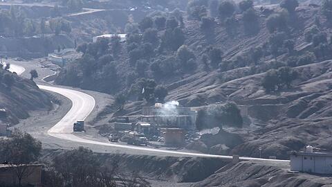 Nach einer Explosion an einem afghanischen Grenzposten steigt Rauch auf.