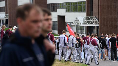 Nach einem Protest am Werkstor str&ouml;men Besch&auml;ftigte des Volkswagen-Werkes Zwickau zur Betriebsversammlung, bei der VW-Chef Oliver Blume spricht.