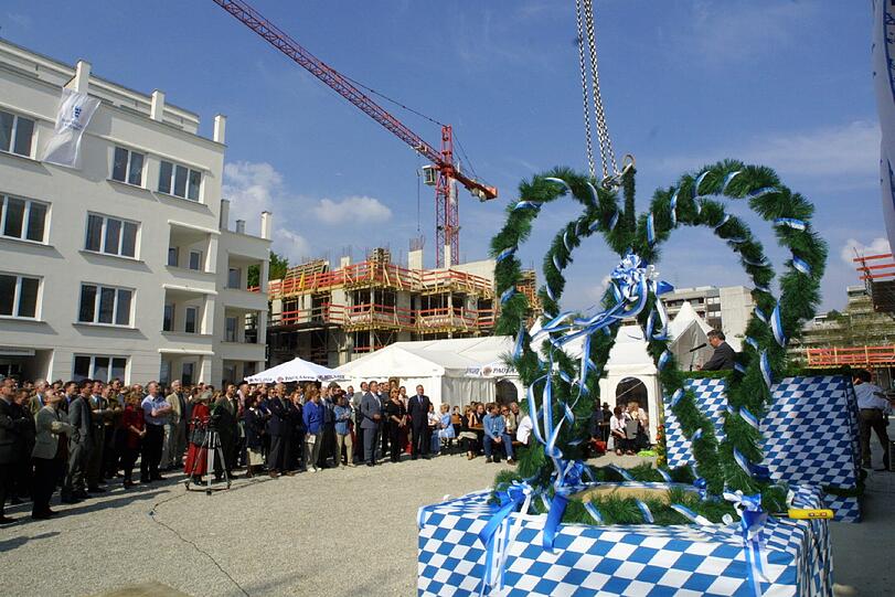 Das Richtfest wird auf den meisten Baustellen in und um München seit vielen Jahren ganz traditionell gefeiert &ndash; mit Krone und Richtspruch.