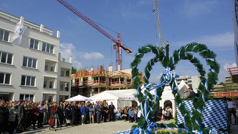 Das Richtfest wird auf den meisten Baustellen in und um München seit vielen Jahren ganz traditionell gefeiert – mit Krone und Richtspruch. Das Richtfest wird auf den meisten Baustellen in und um München seit vielen Jahren ganz traditionell gefeiert – mit Krone und Richtspruch.