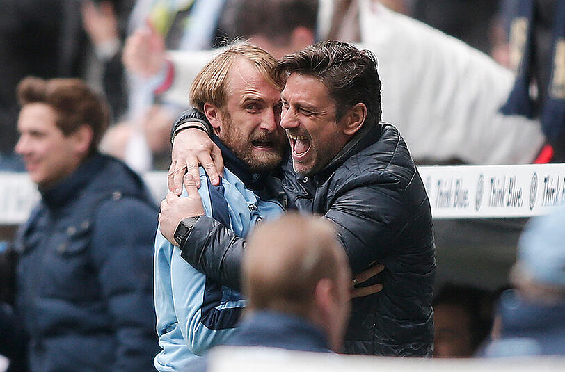 Der neue Löwen-Trainer Daniel Bierofka (l.) und Sportchef Oliver Kreuzer jubeln nach dem Sieg gegen Eintracht Braunschweig.