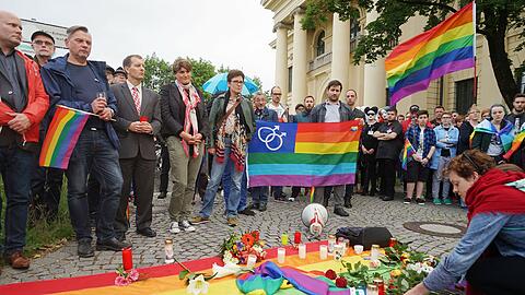 Mahnwache für die Opfer von Orlando vor dem US-Genaeralkonsulat.