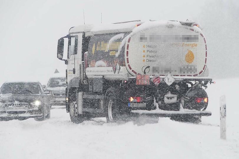 Die Straßen im Bereich Pöring waren teilweise aufgrund von Schneeverwehungen unpassierbar. Mehrere Fahrzeuge, darunter auch ein Tankwagen, blieben stecken.