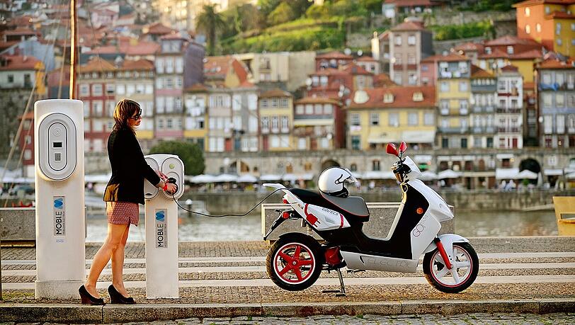 Power aus der Steckdose: Ein Govecs-Roller wird betankt. Power aus der Steckdose: Ein Govecs-Roller wird betankt.