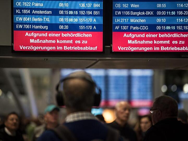 Aufgrund einer behördlichen Maßnahme kommt es zu Verzögerungen im Betriebsablauf", steht im Flughafen Düsseldorf auf den Monitoren.