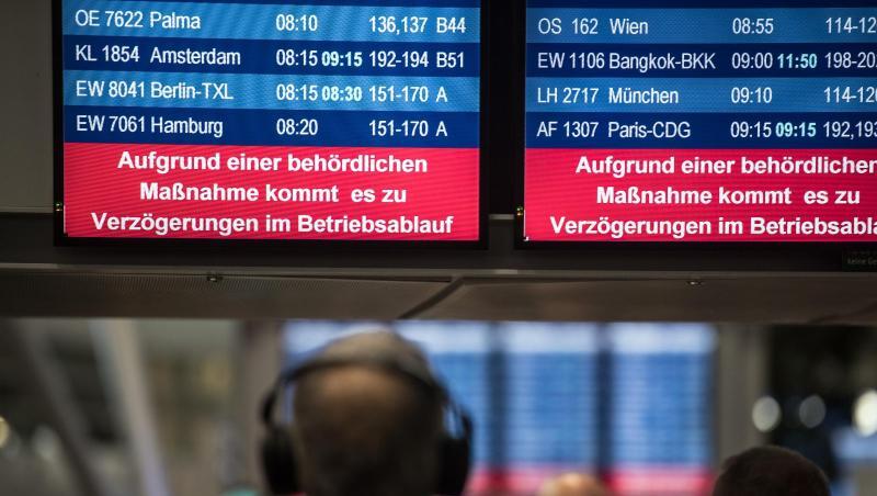 Aufgrund einer behördlichen Maßnahme kommt es zu Verzögerungen im Betriebsablauf", steht im Flughafen Düsseldorf auf den Monitoren. Aufgrund einer behördlichen Maßnahme kommt es zu Verzögerungen im Betriebsablauf", steht im Flughafen Düsseldorf auf den Monitoren.