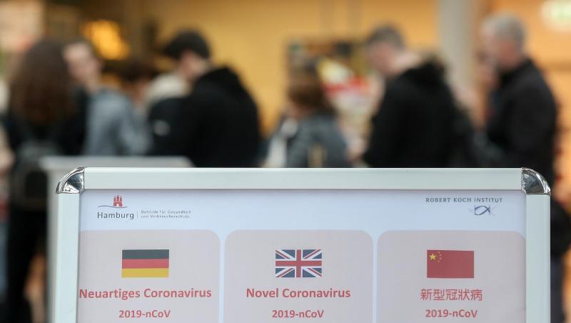 Am Hamburger Flughafen klärt ein Aufsteller über Verhaltensweisen in Bezug auf das Coronavirus hingewiesen. Viele Fluggesellschaften streichen ihre Flüge - vor allem nach Italien. Am Hamburger Flughafen klärt ein Aufsteller über Verhaltensweisen in Bezug auf das Coronavirus hingewiesen. Viele Fluggesellschaften streichen ihre Flüge - vor allem nach Italien.