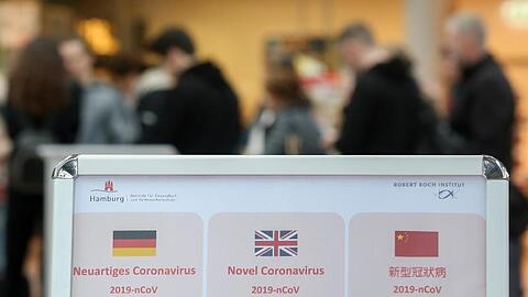 Am Hamburger Flughafen klärt ein Aufsteller über Verhaltensweisen in Bezug auf das Coronavirus hingewiesen. Viele Fluggesellschaften streichen ihre Flüge - vor allem nach Italien.