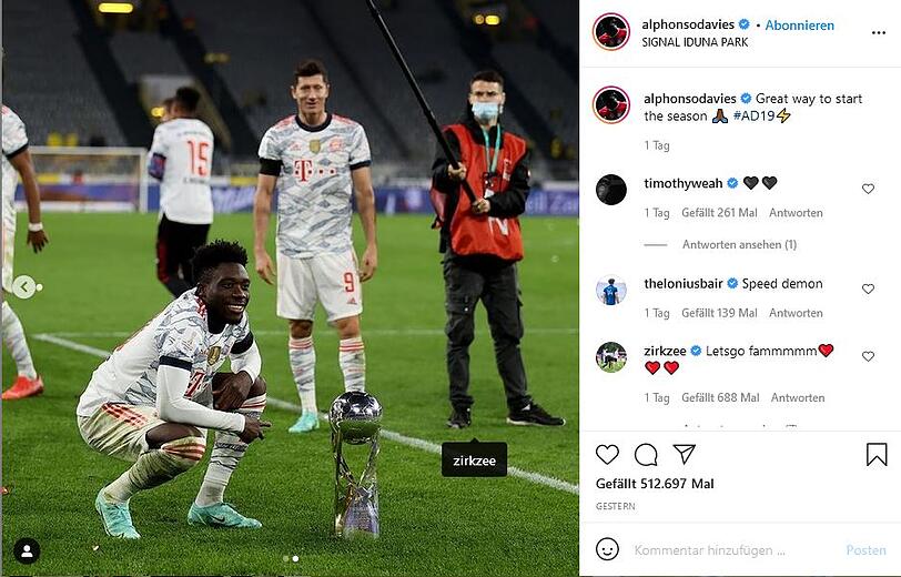 Alphonso Davies teilte bei Instagram ein Bild von sich und dem Supercup und markierte dazu seinen Kumpel Joshua Zirkzee.