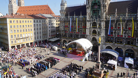Tausende Menschen feiern das Fronleichnamsfest am Marienplatz.