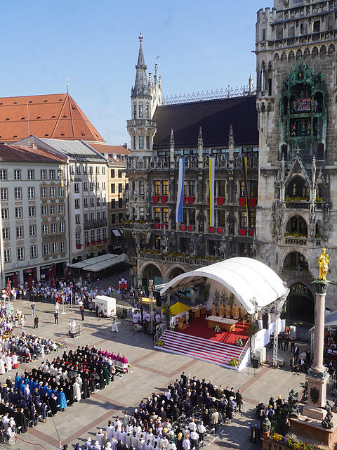 Tausende Menschen feiern das Fronleichnamsfest am Marienplatz.