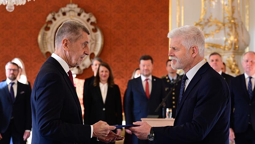 Der tschechische Präsident Petr Pavel (r) ernennt Andrej Babis zum neuen Ministerpräsidenten. Der tschechische Präsident Petr Pavel (r) ernennt Andrej Babis zum neuen Ministerpräsidenten.