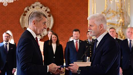 Der tschechische Pr&auml;sident Petr Pavel (r) ernennt Andrej Babis zum neuen Ministerpr&auml;sidenten.