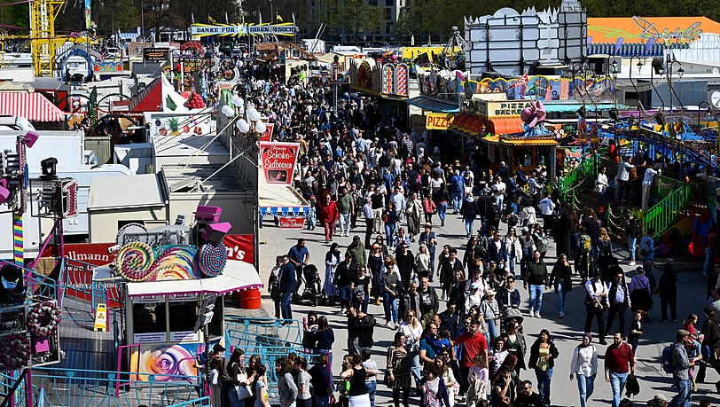 Bei dem Unfall auf dem Fr&uuml;hlingsfest Unfall wird eine Frau von der Gondel eines Fahrgesch&auml;fts  mitgeschleift.