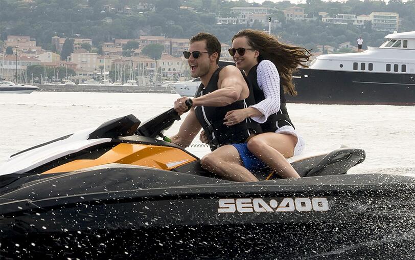 An Geld scheint es Ana (Dakota Johnson) und Christian Grey (Jamie Dornan) nun wirklich nicht zu mangeln: Die Flitterwochen werden f&uuml;r einen Ausflug mit dem Jetski genutzt.