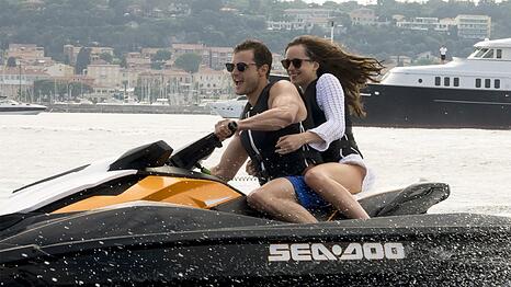An Geld scheint es Ana (Dakota Johnson) und Christian Grey (Jamie Dornan) nun wirklich nicht zu mangeln: Die Flitterwochen werden f&uuml;r einen Ausflug mit dem Jetski genutzt.