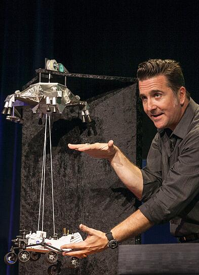 Der Forscher Adam Steltzner erklärt bei einem News Briefing der NASA wie der Landevorgang auf dem Mars funktioniert.