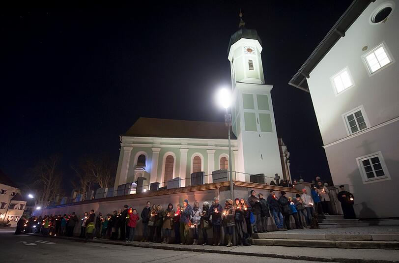 Entlang der Kirchenmauer der Pfarrkirche St. Martin hatten sich die Teilnehmer bei der Lichterkette aufgestellt.