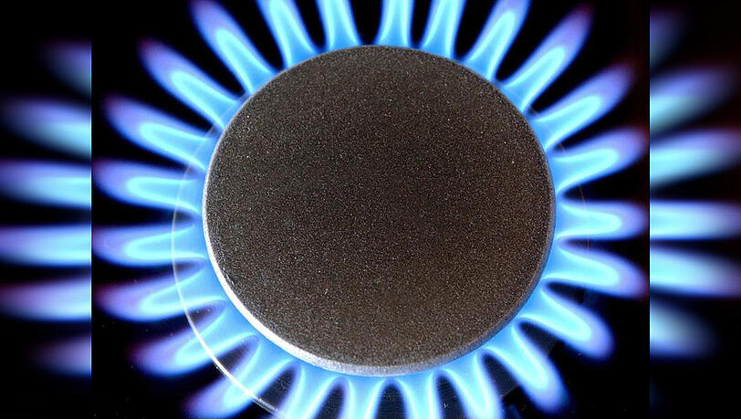 Gasflamme auf einem Gasherd. Die Grünen-Fraktion im Bundestag hatte eine Studie zu sinkenden Gaspreisen in Auftrag gegeben. Gasflamme auf einem Gasherd. Die Grünen-Fraktion im Bundestag hatte eine Studie zu sinkenden Gaspreisen in Auftrag gegeben.