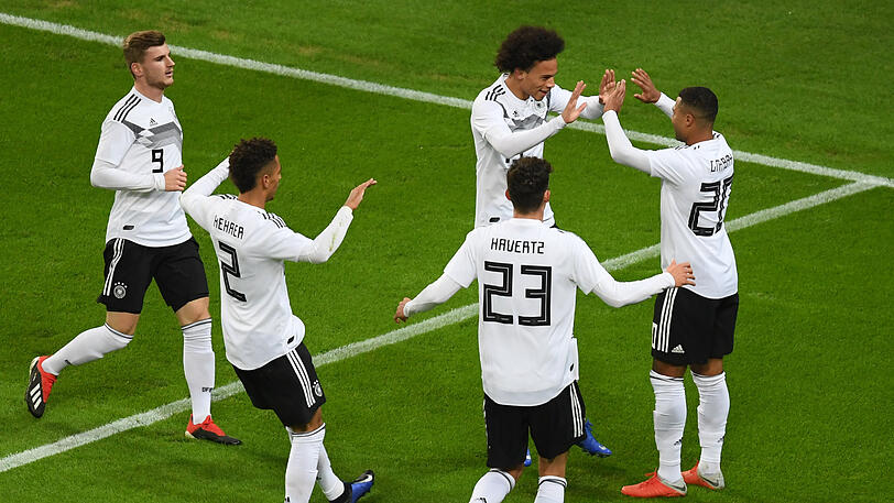 Freuen sich über den Sieg: Die Spieler der DFB-Elf rund um Leroy Sane.