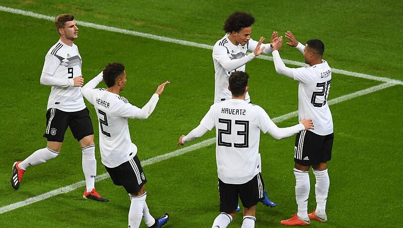 Freuen sich über den Sieg: Die Spieler der DFB-Elf rund um Leroy Sane. Freuen sich über den Sieg: Die Spieler der DFB-Elf rund um Leroy Sane.