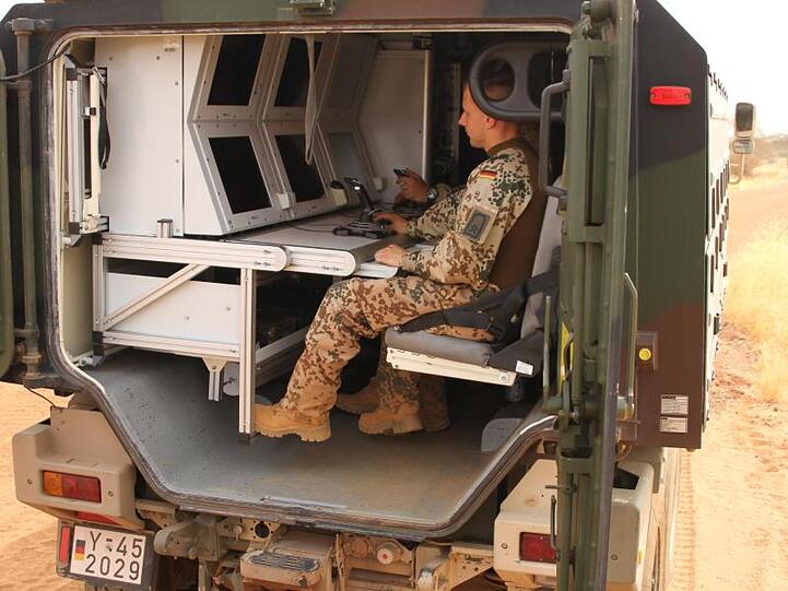 Deutsche UN-Soldaten kontrollieren im "Camp Castor" den Einsatz einer Drohne.