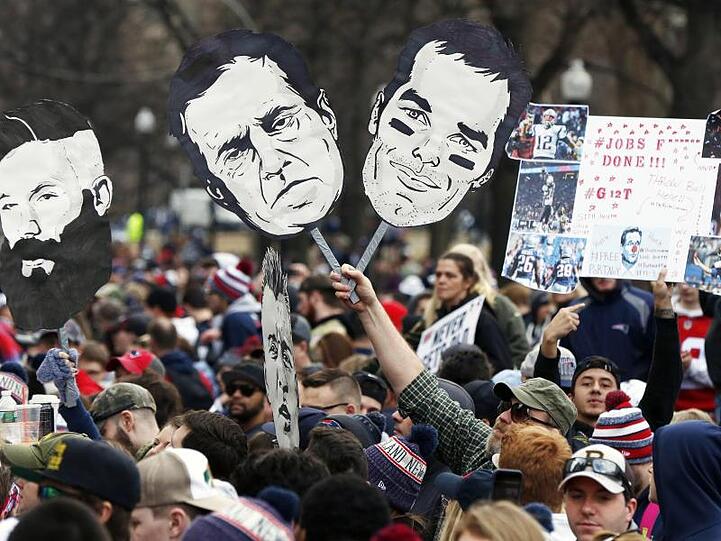 Fans feiern den Super-Bowl-Sieg der New England Patriots bei einer Parade durch die Innenstadt von Boston.