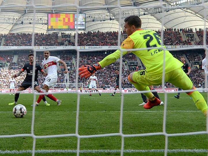 Ozan Kabak (M) vom VfB Stuttgart schießt das Tor zum 1:1 gegen Nürnbergs Torwart Christian Mathenia.