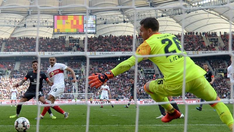 Ozan Kabak (M) vom VfB Stuttgart schießt das Tor zum 1:1 gegen Nürnbergs Torwart Christian Mathenia. Ozan Kabak (M) vom VfB Stuttgart schießt das Tor zum 1:1 gegen Nürnbergs Torwart Christian Mathenia.