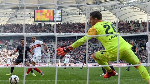 Ozan Kabak (M) vom VfB Stuttgart schießt das Tor zum 1:1 gegen Nürnbergs Torwart Christian Mathenia.