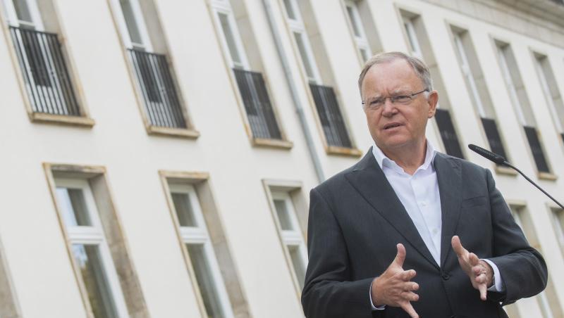 Stephan Weil (SPD) steht vor der Staatskanzlei bei einem Pressestatement.