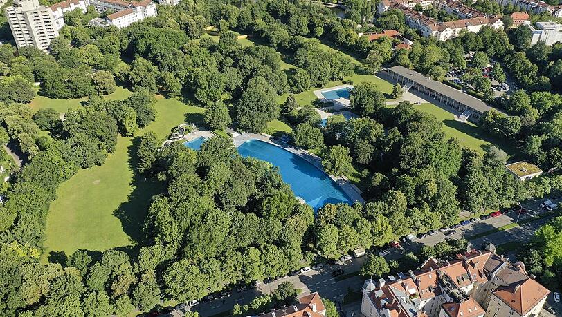 Rechts im Bild das langgezogene Empfangsgebäude. Rechts im Bild das langgezogene Empfangsgebäude.