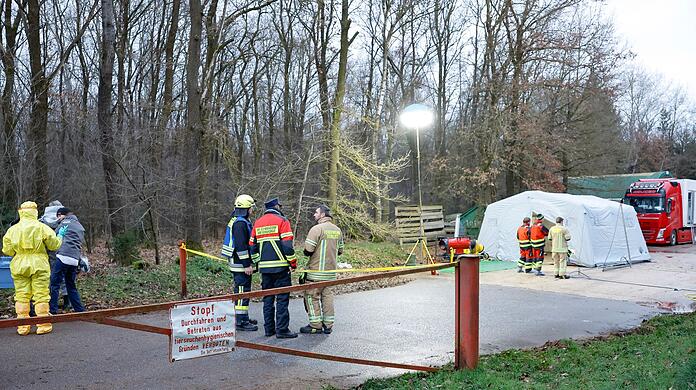 Kontrolleure in Schutzanzügen, Feuerwehrleute, Polizisten, Mitarbeiter des THW und des Roten Kreuzes sind wegen eines Geflügelpest-Ausbruchs vor Ort.