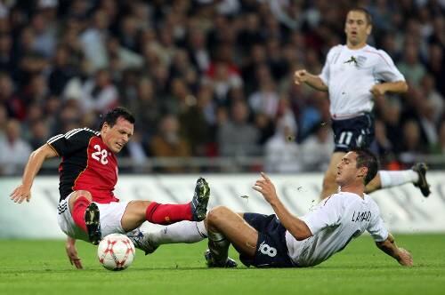 Wenn Deutschland und England aufeinander treffen, geht es immer hart zu: Pjetr Trochowski hier gegen Englands Frand Lampard (r.).