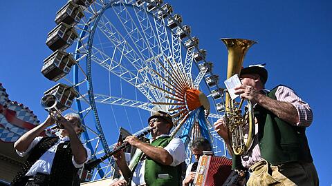 Das Oktoberfestgelände mit Riesenrad.