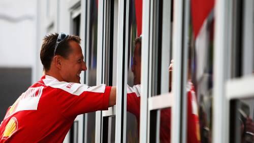 Hat auch am Wochenende wieder viel gelacht bei Ferrari, sein Einfluss wird aber immer geringer: Michael Schumacher Hat auch am Wochenende wieder viel gelacht bei Ferrari, sein Einfluss wird aber immer geringer: Michael Schumacher