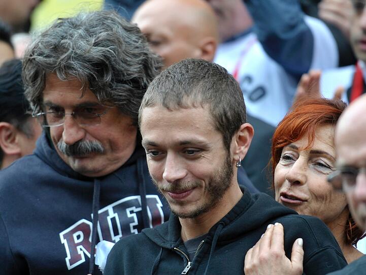 MotoGP-Kollege und enger Freund Rossi steht bei der Trauerfeier gemeinsam mit den Eltern Simoncellis.