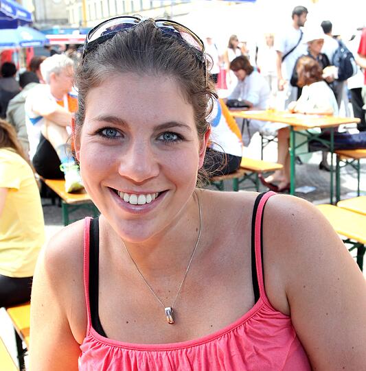 Franziska Dietz (23), Physiotherapeutin: &bdquo;Schade für die Griechen, aber mein Herz schlägt natürlich für Deutschland. Heute genieße ich einfach die Atmosphäre hier und fühle mich an meinen ersten Griechenland&ndash;Urlaub erinnert: Wir waren in Athen auf einem Campingplatz &ndash; schrecklich. Das Campen war nichts für mich, aber die griechische Fröhlichkeit hat&rsquo;s wieder wettgemacht.&ldquo;