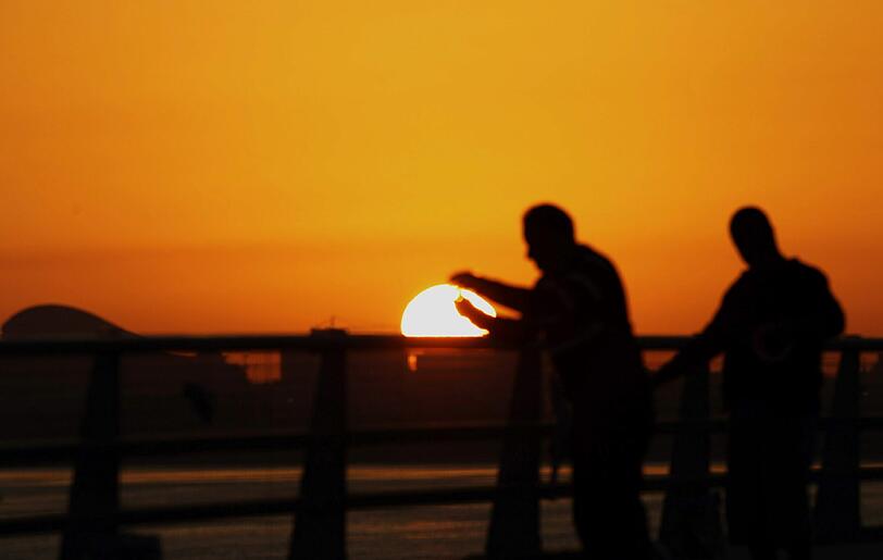 Auch in Dubai wird der letzte Sonnenaufgang der Maya- Zeit festgehalten.