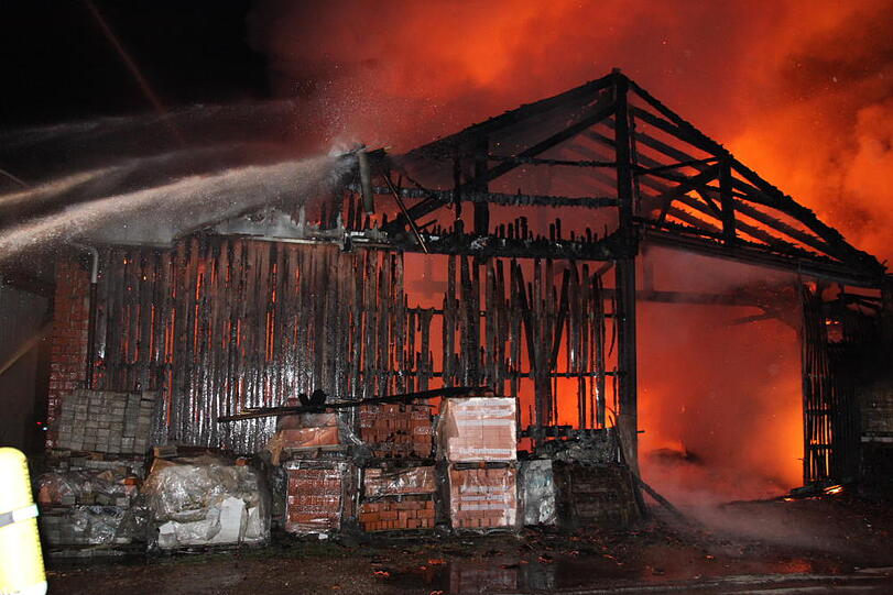 Die Feuerwehr konnte ein Abbrennen der Lagerhalle nicht mehr verhindern.
