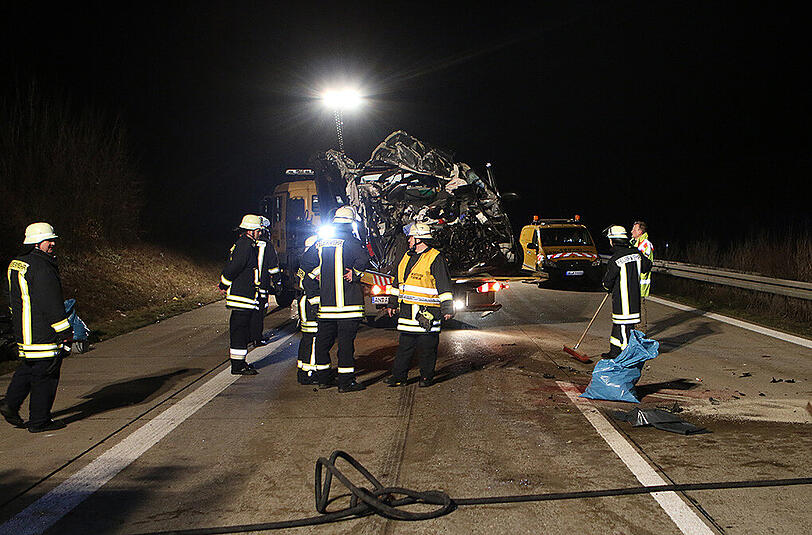Auf der A7 bei Feuchtwangen ereignete sich am Mittwochabend ein schwerer Unfall. Ein Kleintransporter raste in einen Silozug. Der 19-jährige Beifahrer starb.