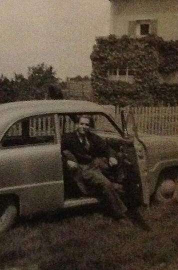 Christines Vater Hermann im Familienauto.