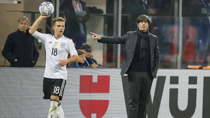 Joachim Löw würde Kimmich auch gerne im Club als Außenverteidiger sehen.