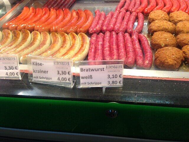 ...Käsekrainer und Bratwurst mit Schrippe...