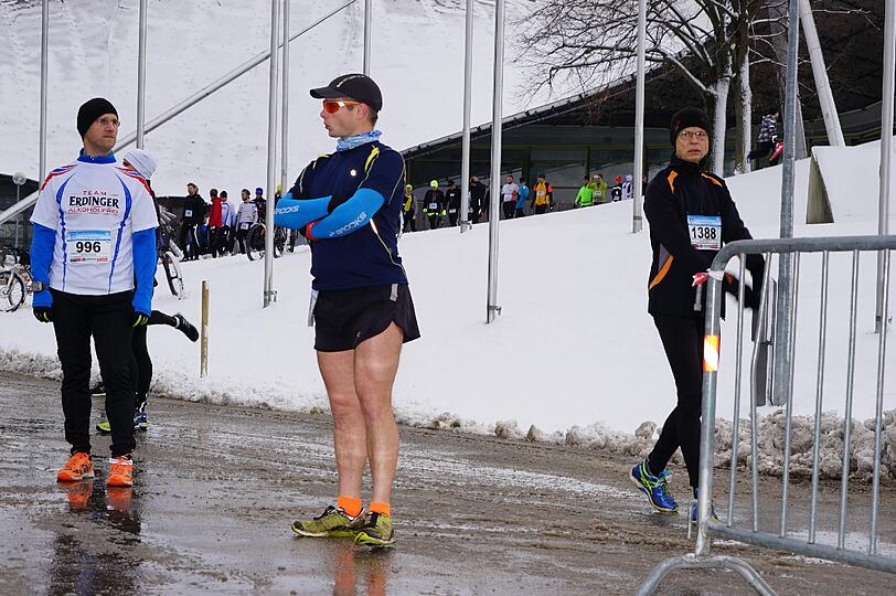1.100 Läufer nahmen am Samstagvormittag am Winterlauf im Olympiapark in München teil. Hier gibt's die Bilder.